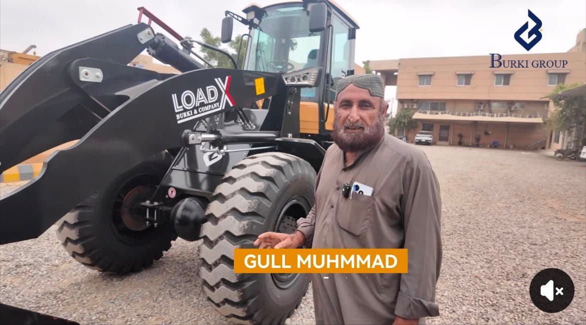 A customer with his LOAD-X LX-936 wheel loader