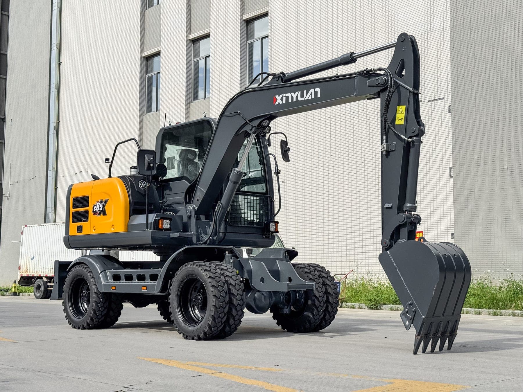 Xinyuan C65 wheeled excavator, view 1