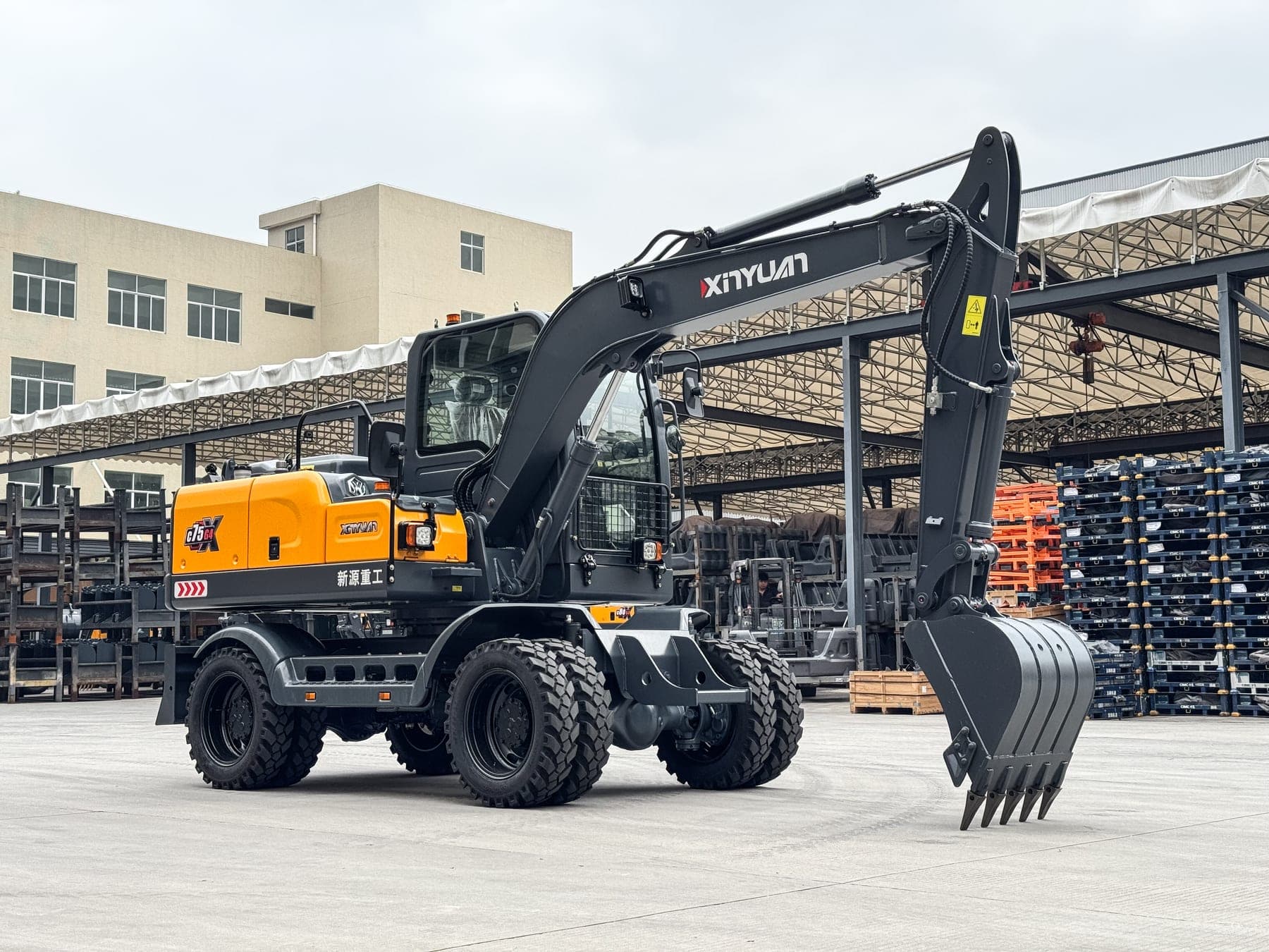 Xinyuan C75 wheeled excavator, view 1