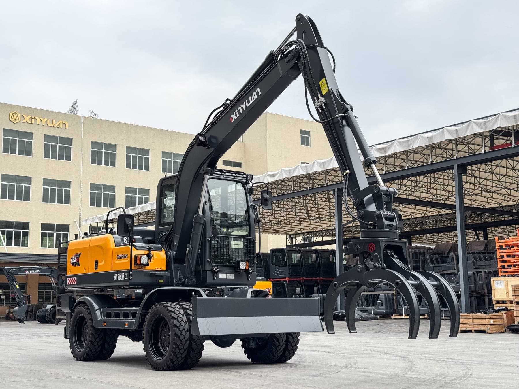 Xinyuan C95 wheeled excavator, view 1