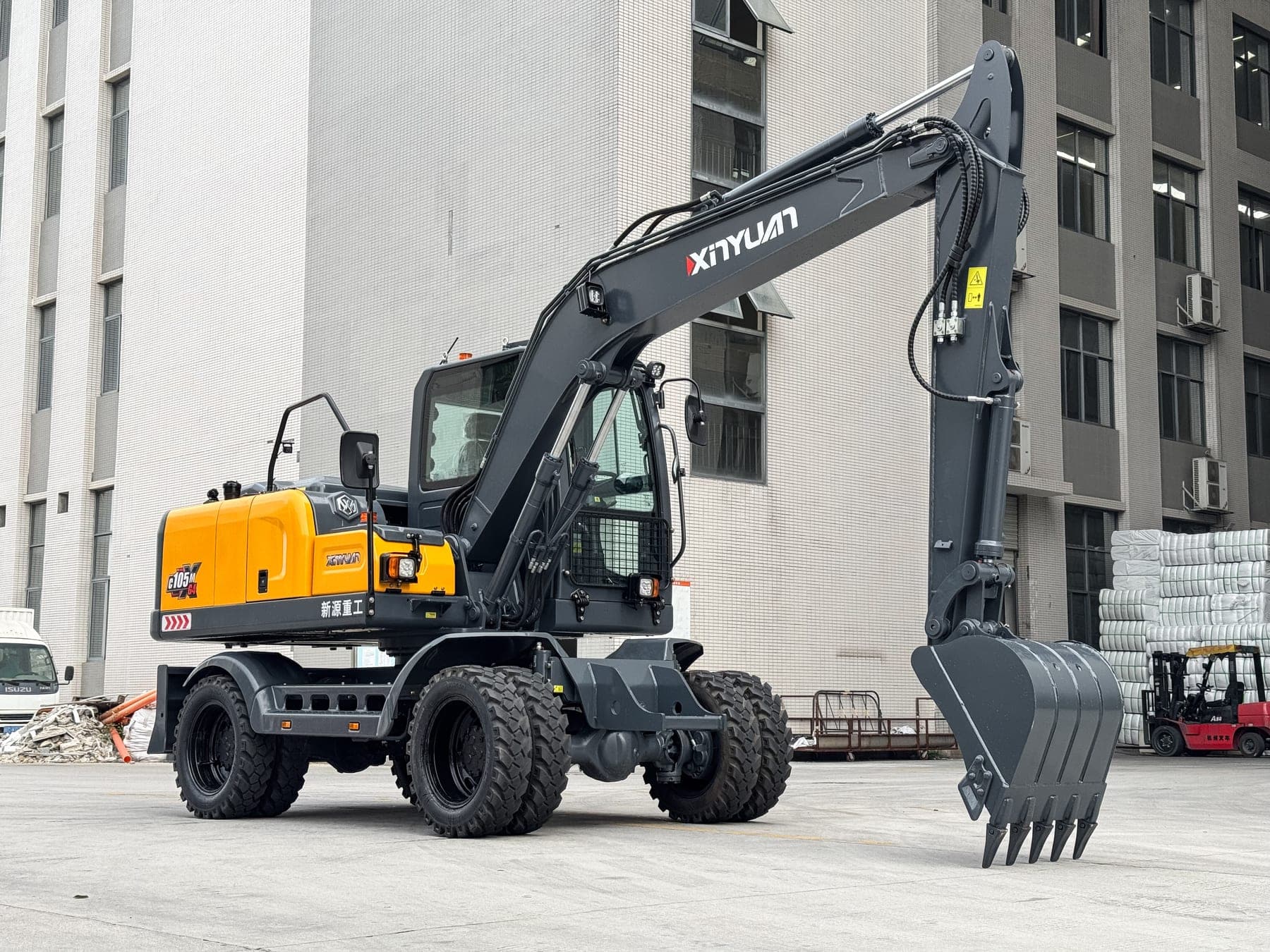 Xinyuan C105 wheeled excavator, view 1