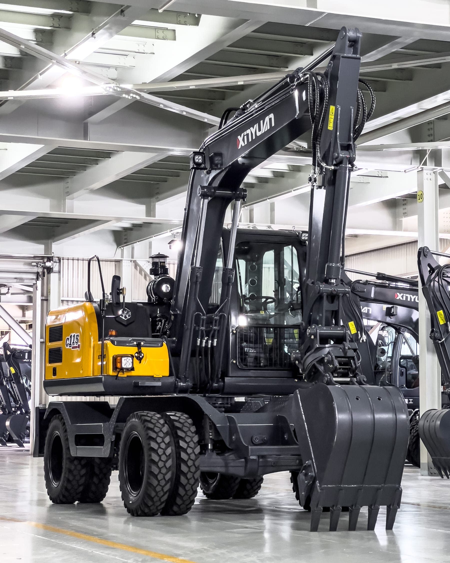 Xinyuan C115 wheeled excavator, view 1
