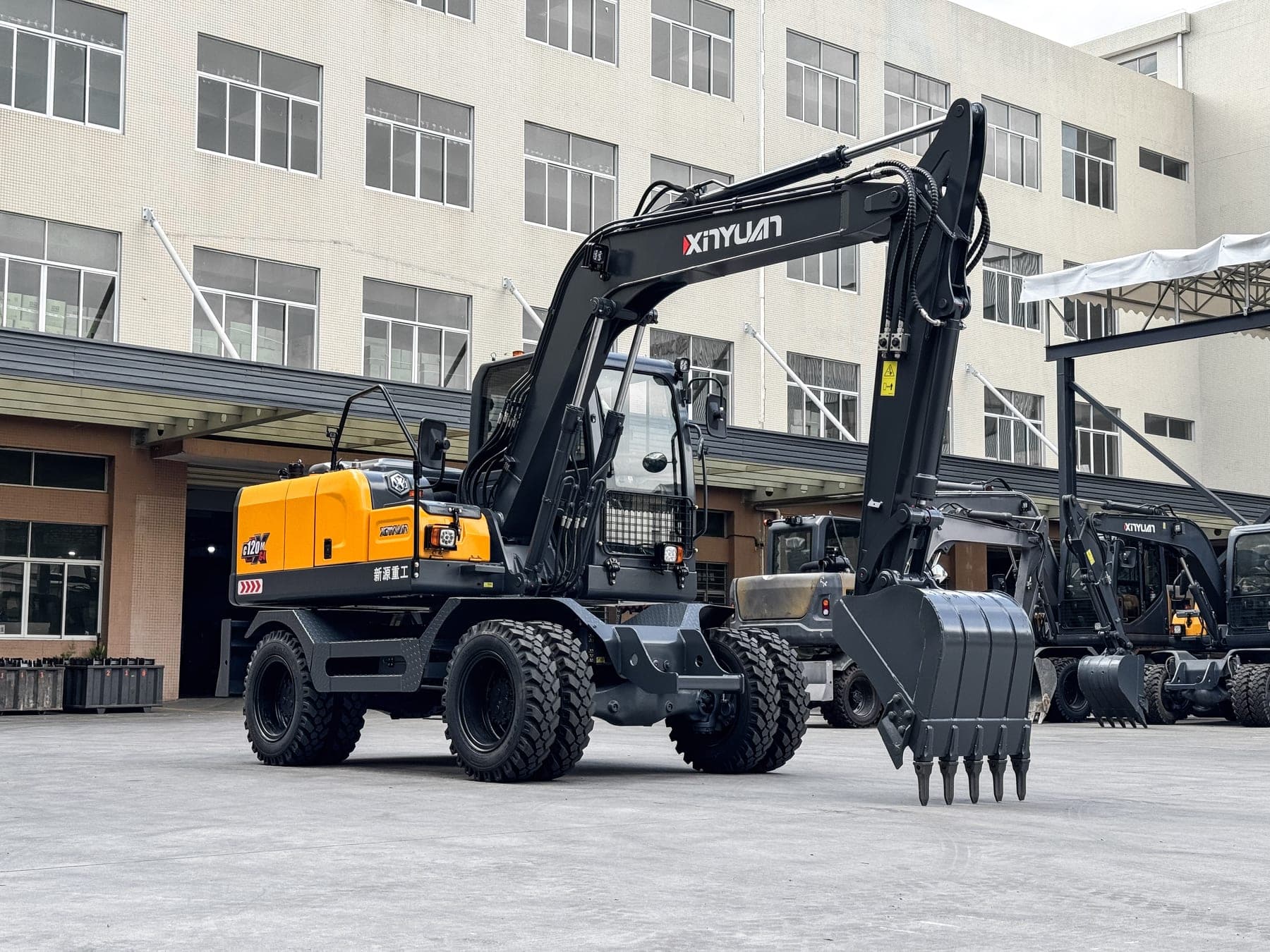 Xinyuan C120 wheeled excavator, view 1
