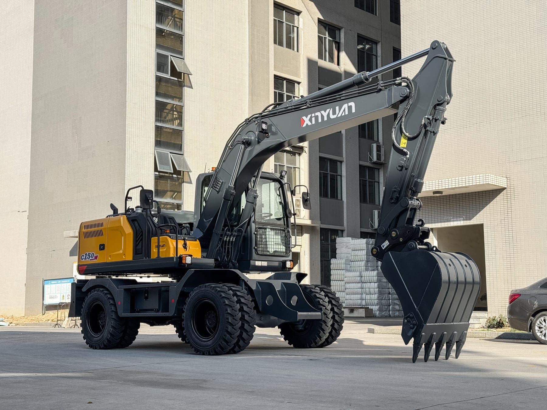 Xinyuan C150 wheeled excavator, view 1