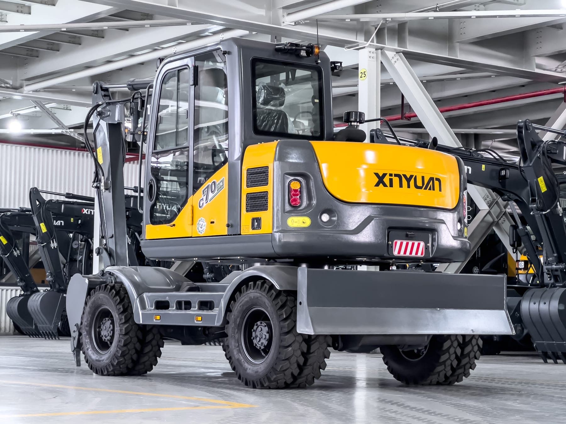 Xinyuan C70 wheeled excavator, view 1